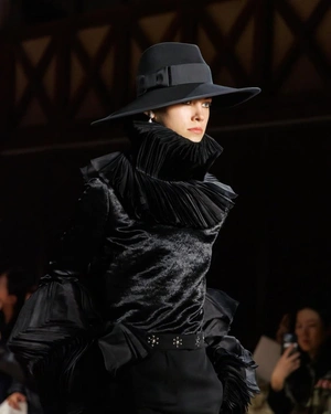 McQueen AW 2025: Новая коллекция с плиссировкой | Новости сайта